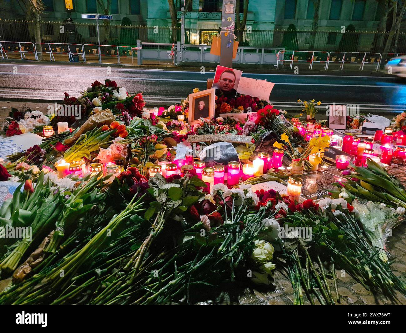 Impressionen : Trauer vor der russsichen Botschaft Unter den Linden um den russischen Oppositionspolitiker und 'Kremlkritiker' Alexej Nawalny, dessen T Banque D'Images