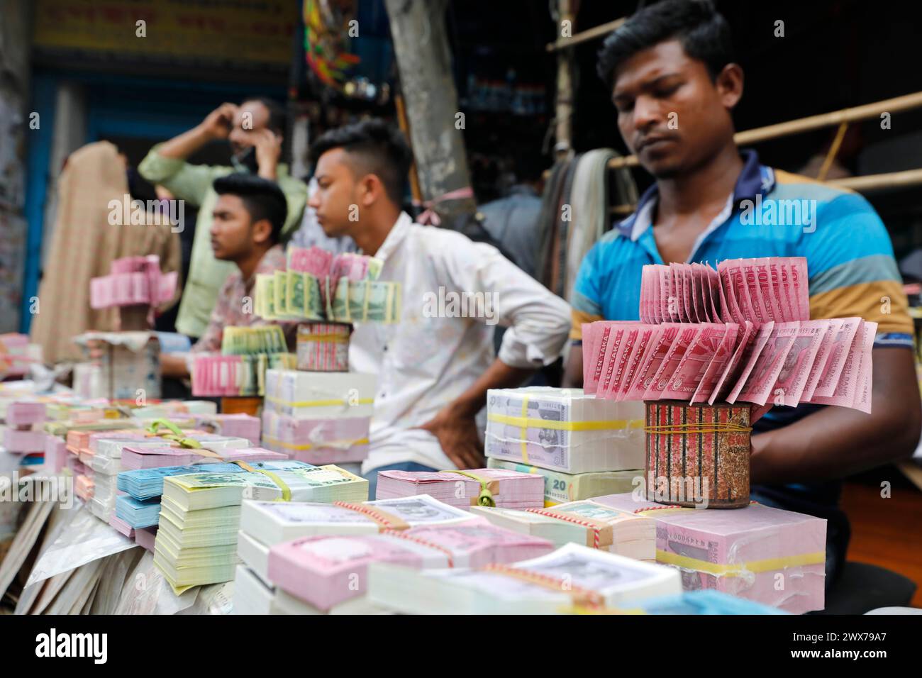 Dhaka, Bangladesh - 28 mars 2024 : on voit des vendeurs vendre de l'argent neuf, une scène commune dans les rues de Gulistan à Dhaka grâce à la popularité de Banque D'Images