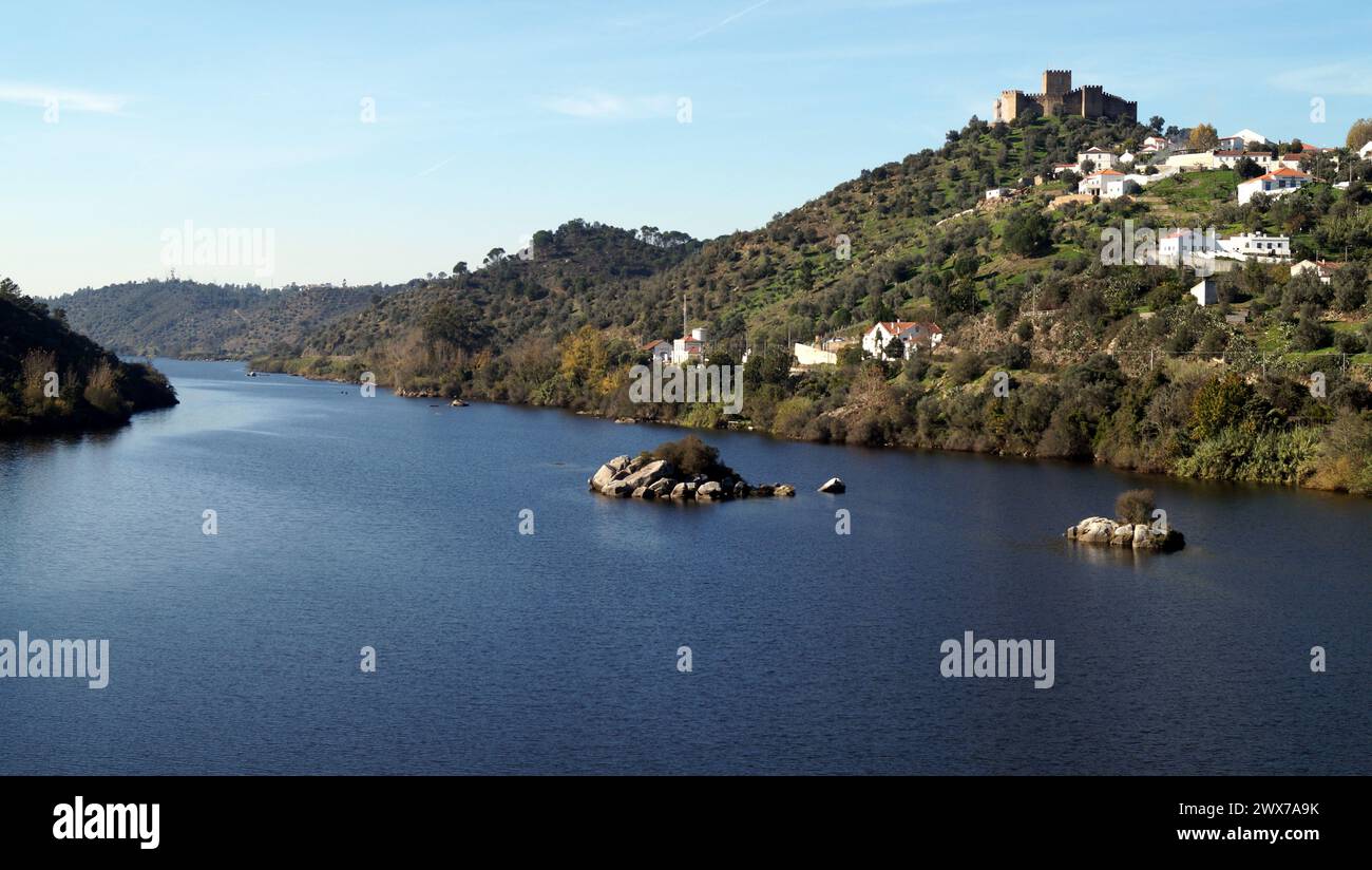 Le Tage, avec le château médiéval de Belver, sur la rive droite, surplombant le paysage, Belver, Portugal Banque D'Images