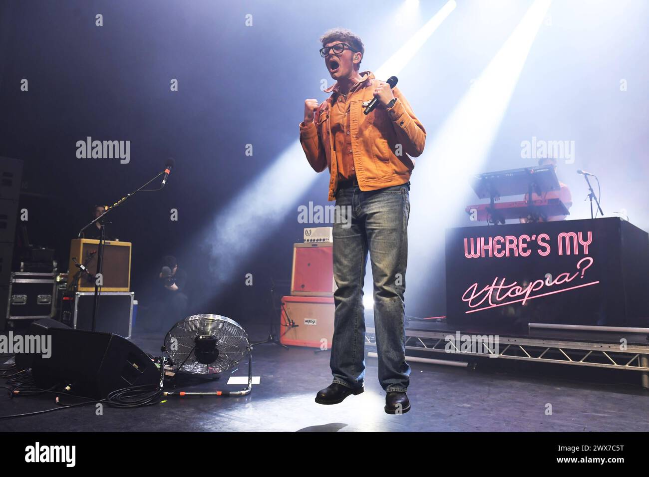 Yard Act se produisant à Eventim Apollo LONDRES, ANGLETERRE - MARS 27 : James Smith de Yard Act se produisant à Eventim Apollo le 27 mars 2024 à Londres, Angleterre. CAP/Mar Mar/Grande-Bretagne Copyright : xMartinxHarris/CapitalxPicturesx Banque D'Images