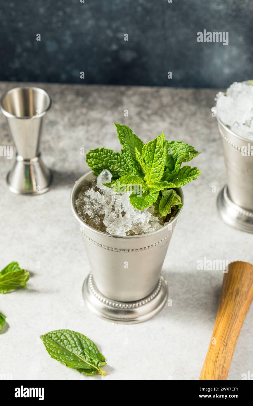 Cocktail rafraîchissant à la menthe glacée Julep avec Bourbon pour le Derby Banque D'Images
