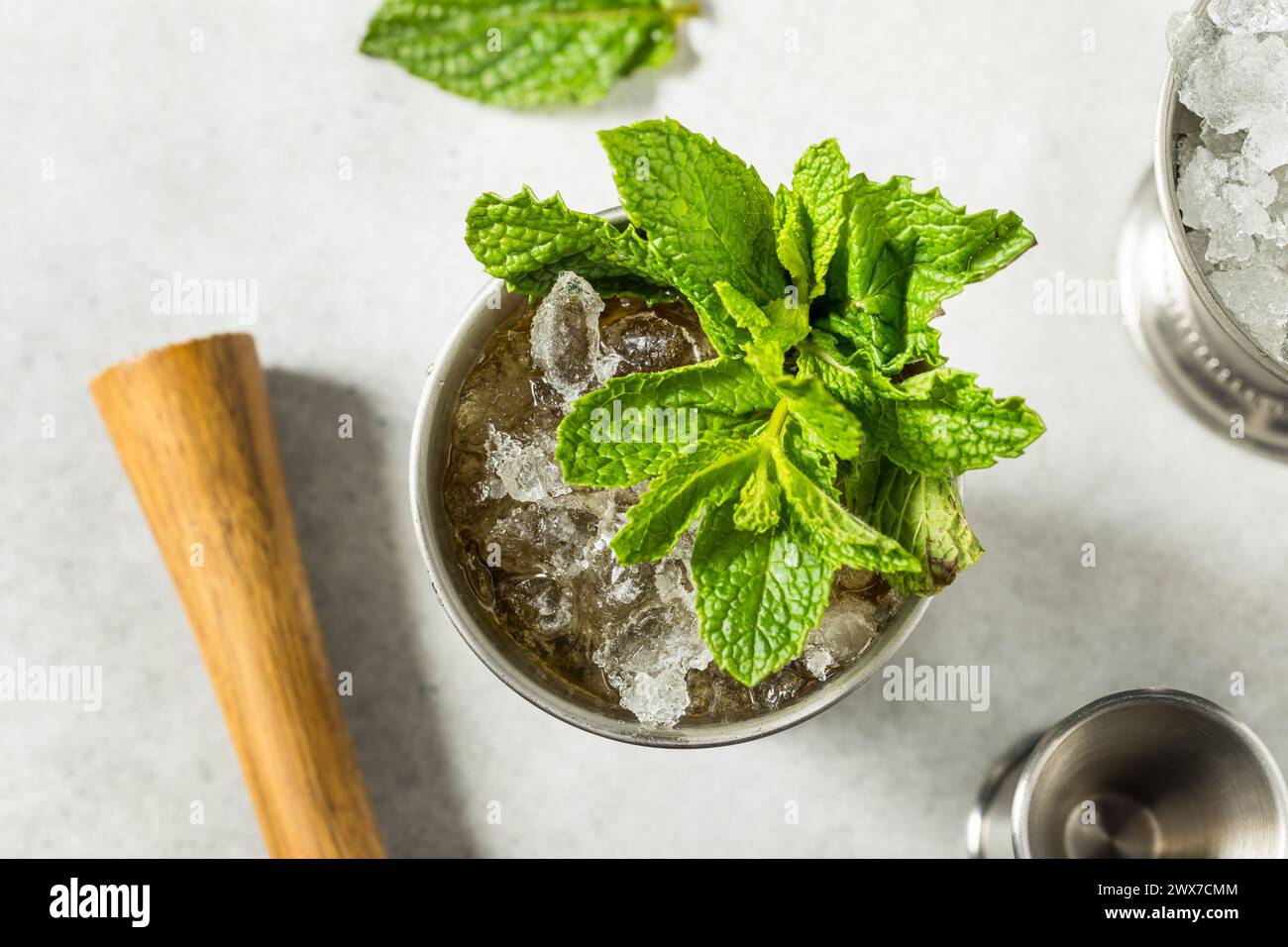 Cocktail rafraîchissant à la menthe glacée Julep avec Bourbon pour le Derby Banque D'Images