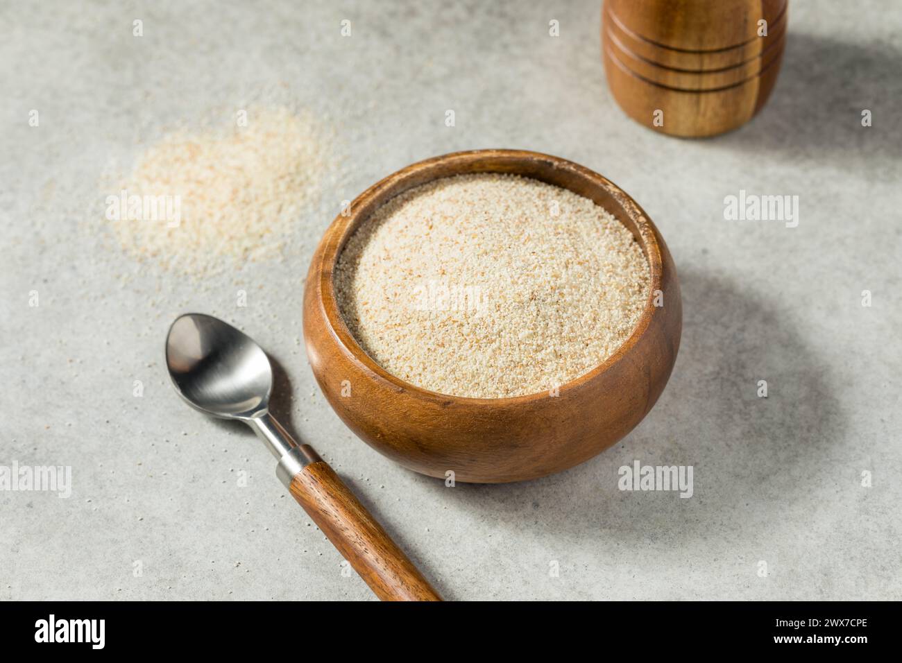 Grain de farine de blé brut biologique dans un bol Banque D'Images