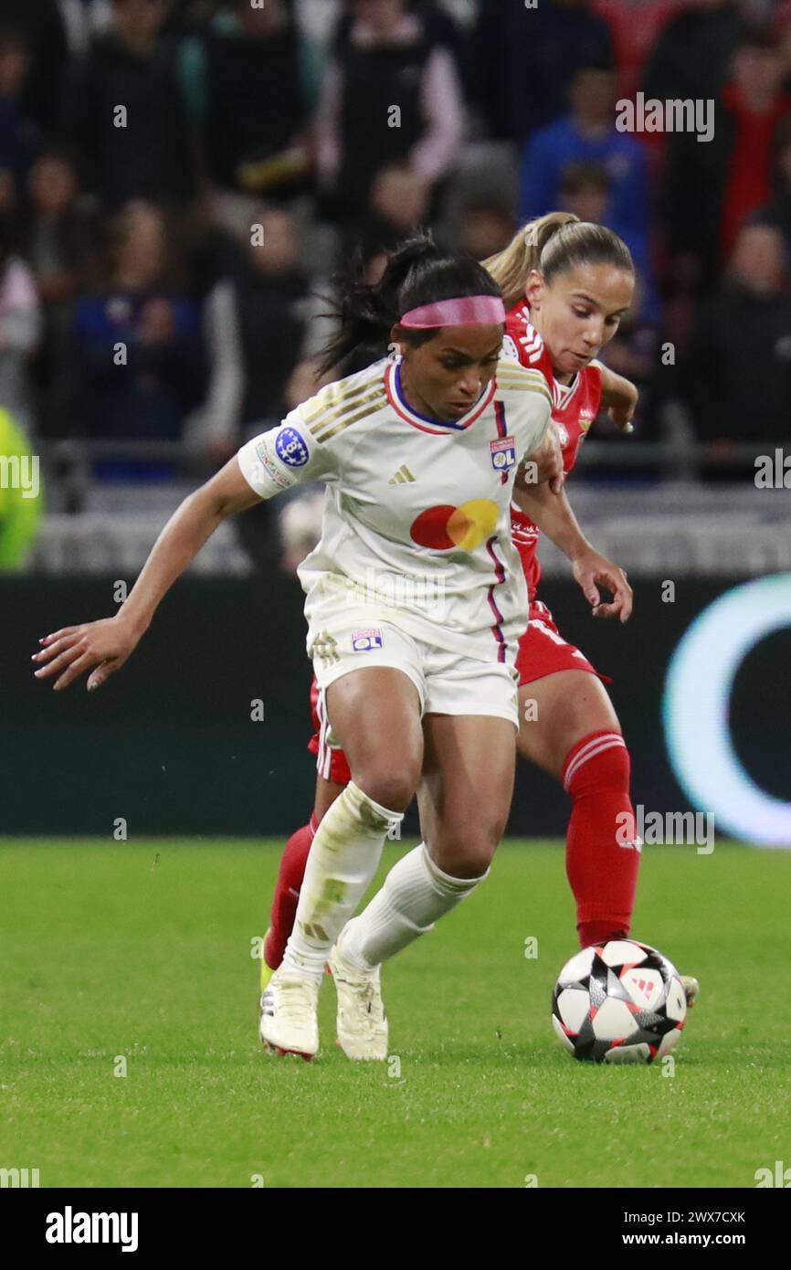 Perle MORRONI de Lyon et Lucia ALVES de Benfica lors de la Ligue des Champions féminine de l'UEFA, quarts de finale, match de 2e manche entre l'Olympique Lyonnais et le SL Benfica le 27 mars 2024 au stade Groupama de Decines-Charpieu près de Lyon, France Banque D'Images