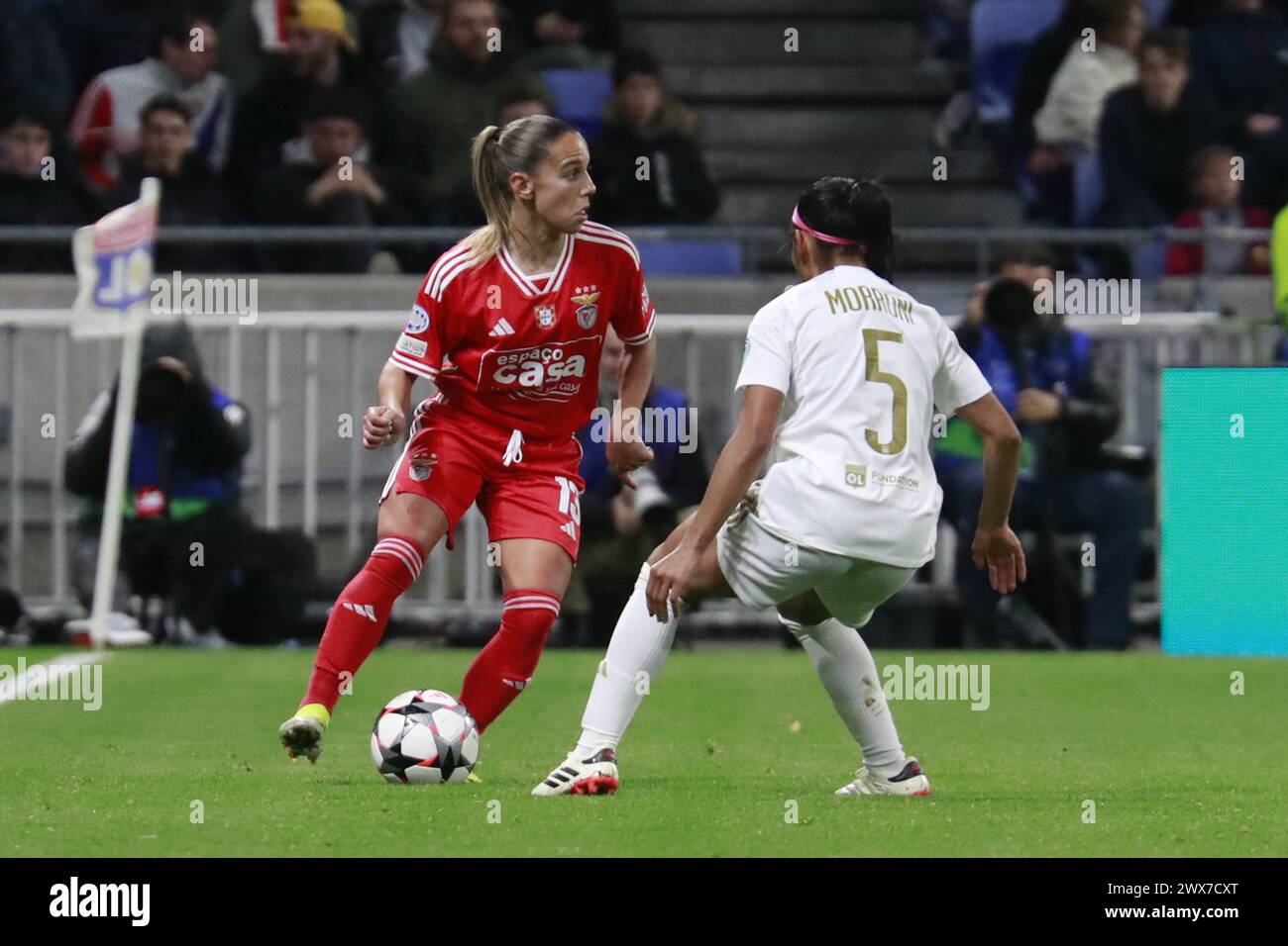 Lucia ALVES de Benfica et Perle Morroni de Lyon lors de l'UEFA Women's Champions League, quarts de finale, match de 2e manche entre l'Olympique Lyonnais et SL Benfica le 27 mars 2024 au stade Groupama de Decines-Charpieu près de Lyon, France Banque D'Images