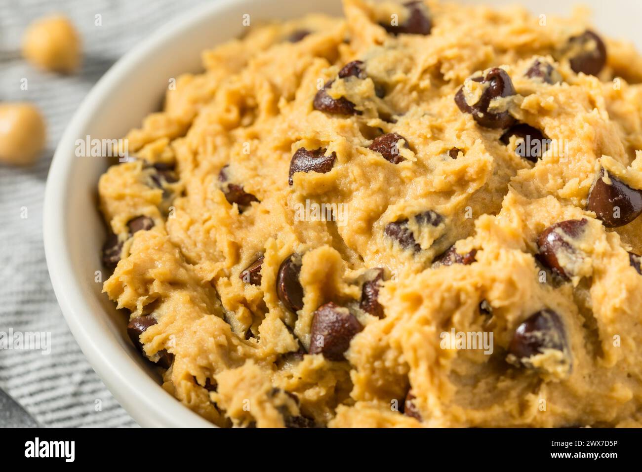 Pâte à biscuits végétalienne saine aux pois chiches avec chips de chocolat Banque D'Images