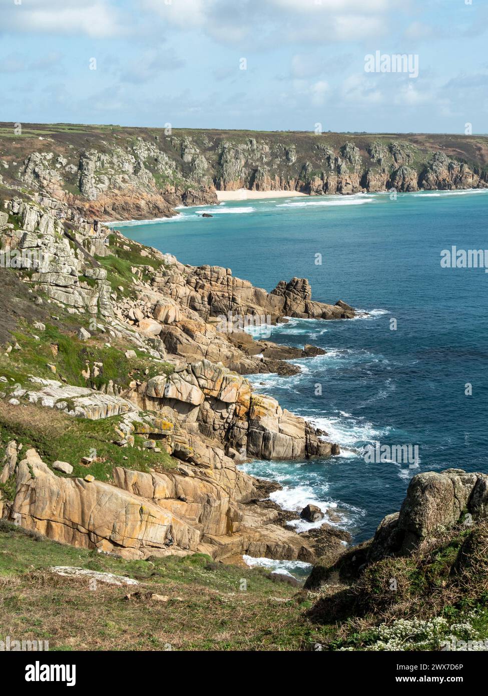 Côte rocheuse de Cornouailles près de Porthcurno avec la plage de Pedn Vounder au loin, Cornouailles, Angleterre, Royaume-Uni Banque D'Images