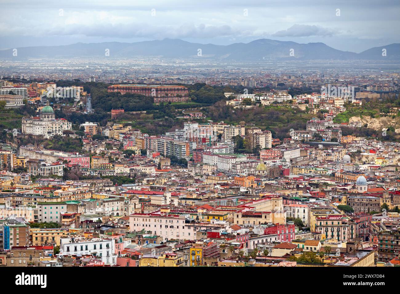 Vue aérienne de Naples avec de nombreux monuments comme, le Madre del Buon Consiglio, mais sont aussi le Musée National de Capodimonte, le San Luigi Papal Theo Banque D'Images