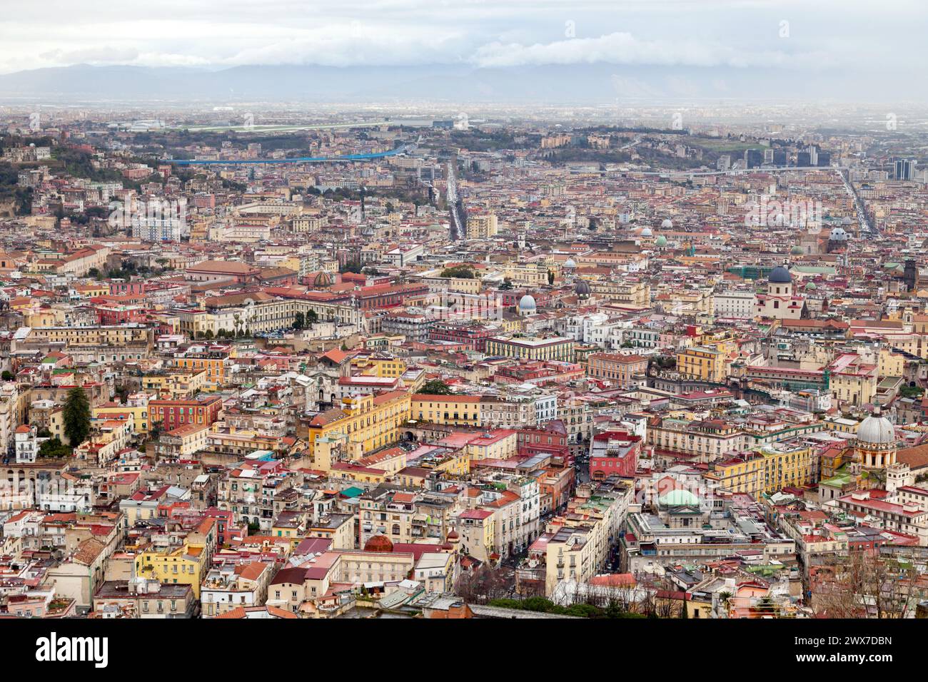 Vue aérienne de Naples en Italie avec ses innombrables dômes d'églises (par exemple la Santissima Trinità dei Pellegrini, la Basilique dello Spirito Santo, le S. Banque D'Images
