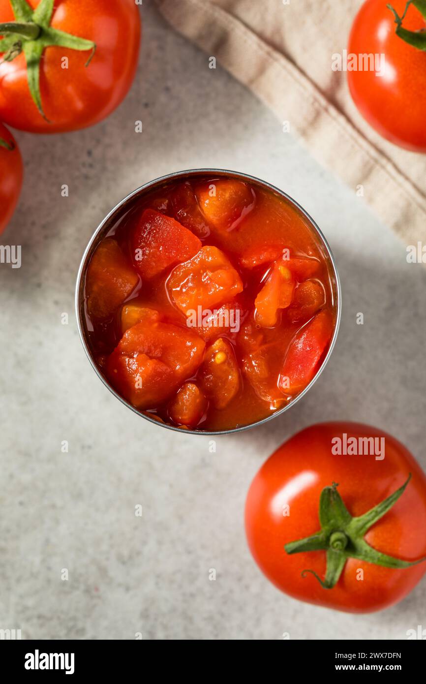 Tomates en conserve biologiques crues à utiliser pour la cuisson Banque D'Images