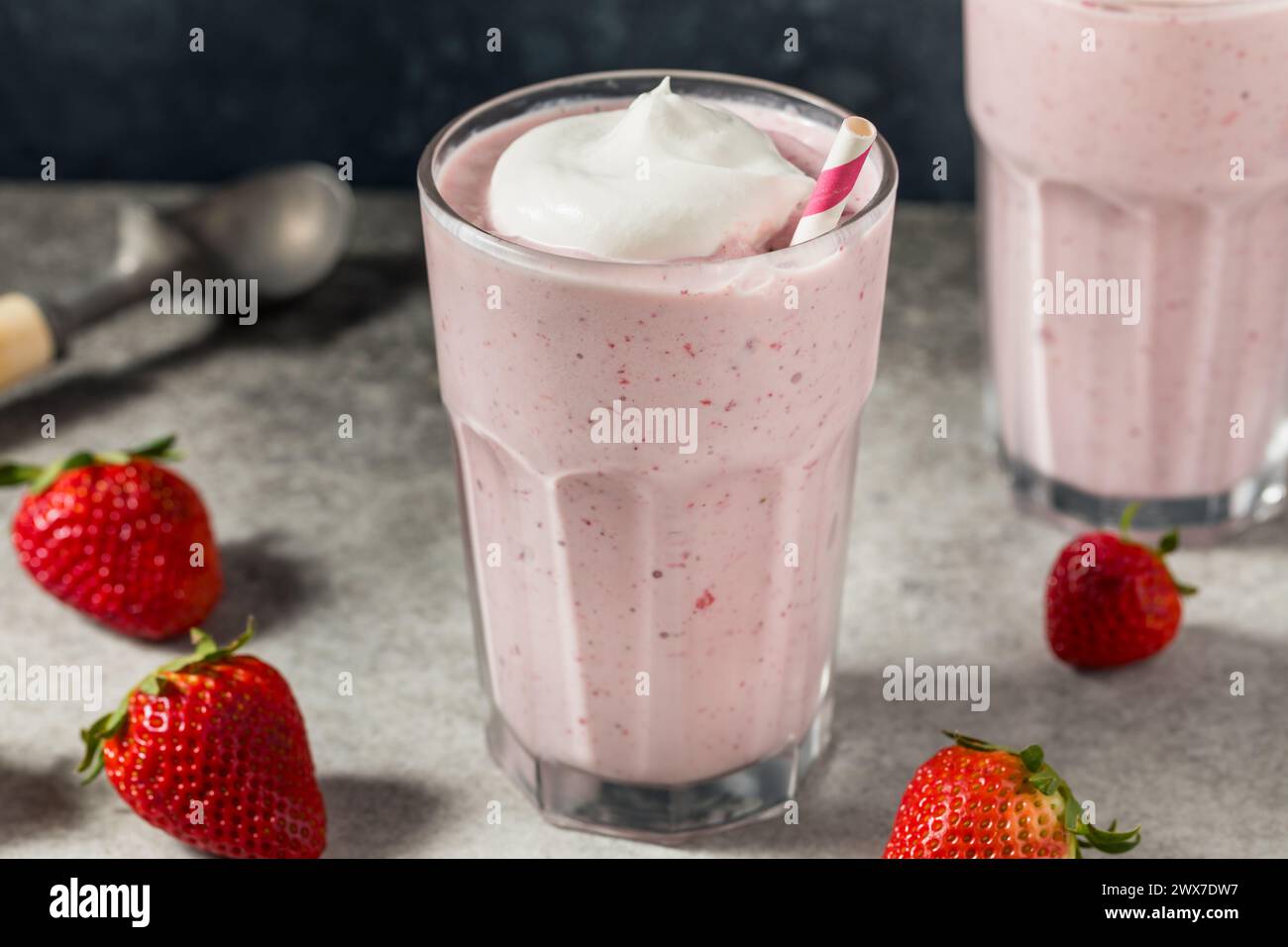 Milk-shake sucré maison aux fraises avec crème fouettée Banque D'Images
