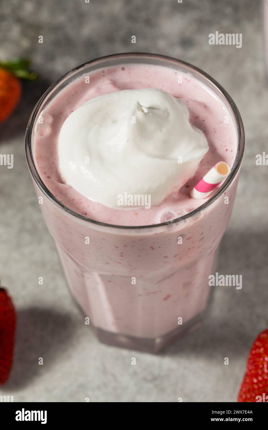 Milk-shake sucré maison aux fraises avec crème fouettée Banque D'Images