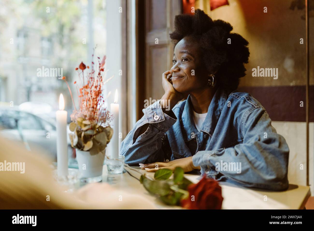 Femme romantique souriante regardant le petit ami pendant la date au bar Banque D'Images