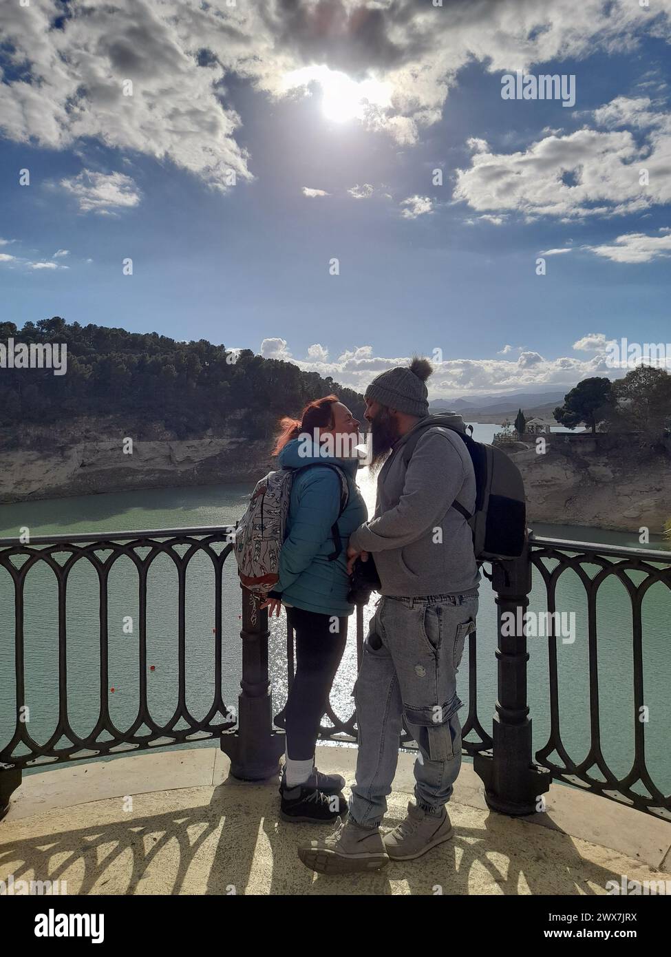 couple in love pose au point de vue du lac Banque D'Images