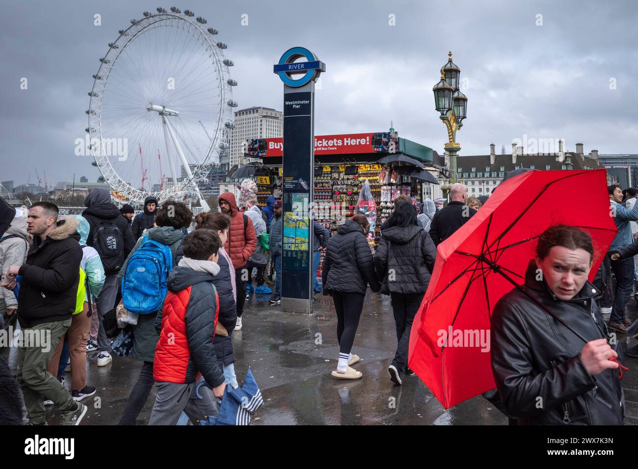 Londres, Royaume-Uni. 28 mars 2024. Météo britannique – les touristes sur le pont de Westminster entre des pluies intermittentes alors que les effets de la tempête Nelson se font sentir dans la capitale. Les prévisions pour le week-end de Pâques sont pour des conditions plus instables. Credit : Stephen Chung / Alamy Live News Banque D'Images