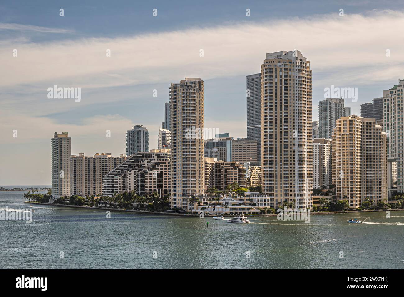 Miami, Floride, États-Unis - 29 juillet 2023 : immeubles de grande hauteur sur l'île de Brickell Key au coucher du soleil. La statue Centinel entre Tequesta pointe sur le rivage Banque D'Images
