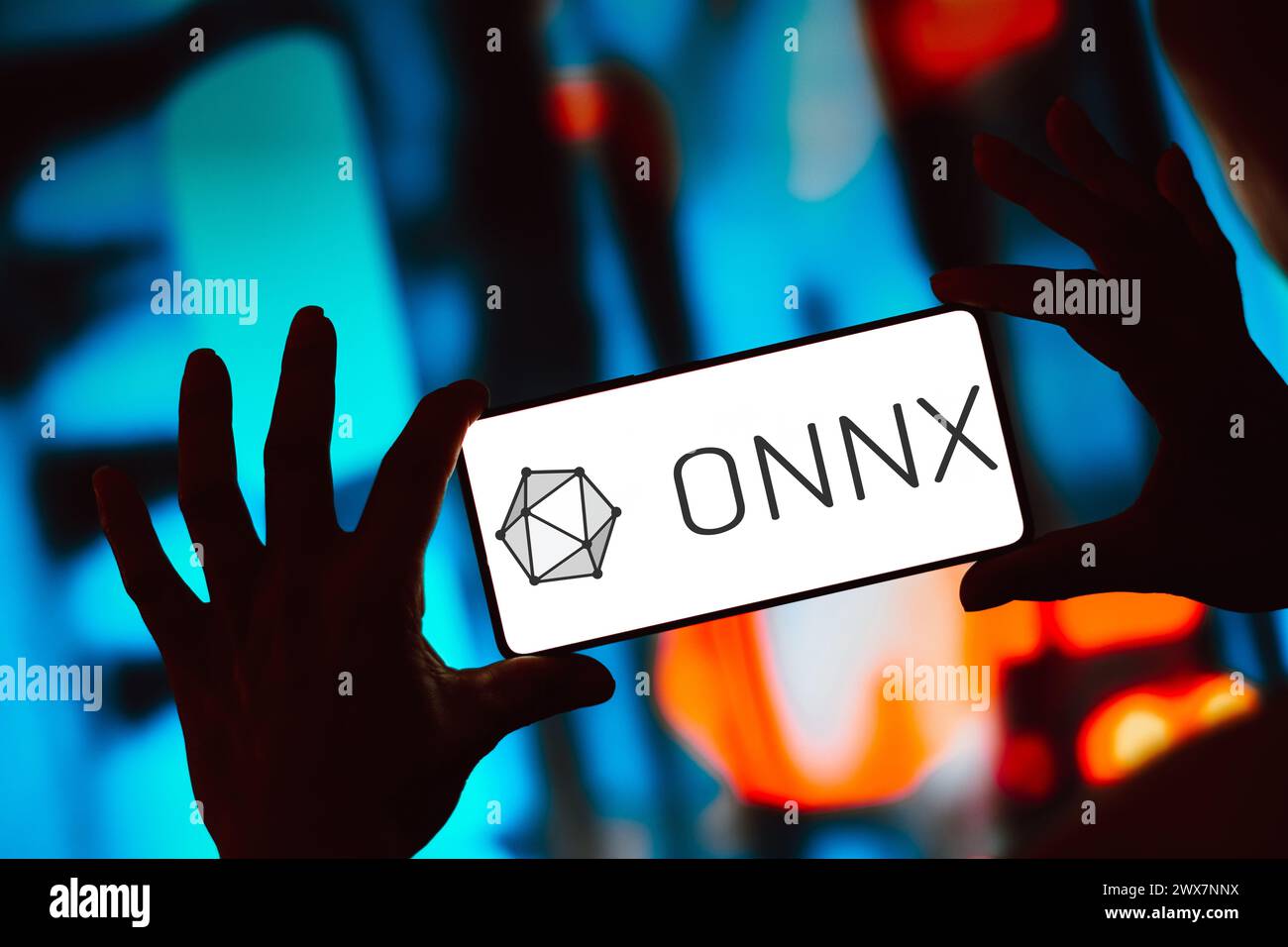 Dans cette illustration photo, le logo ONNX (Open Neural Network Exchange) est affiché sur l'écran d'un smartphone. Banque D'Images