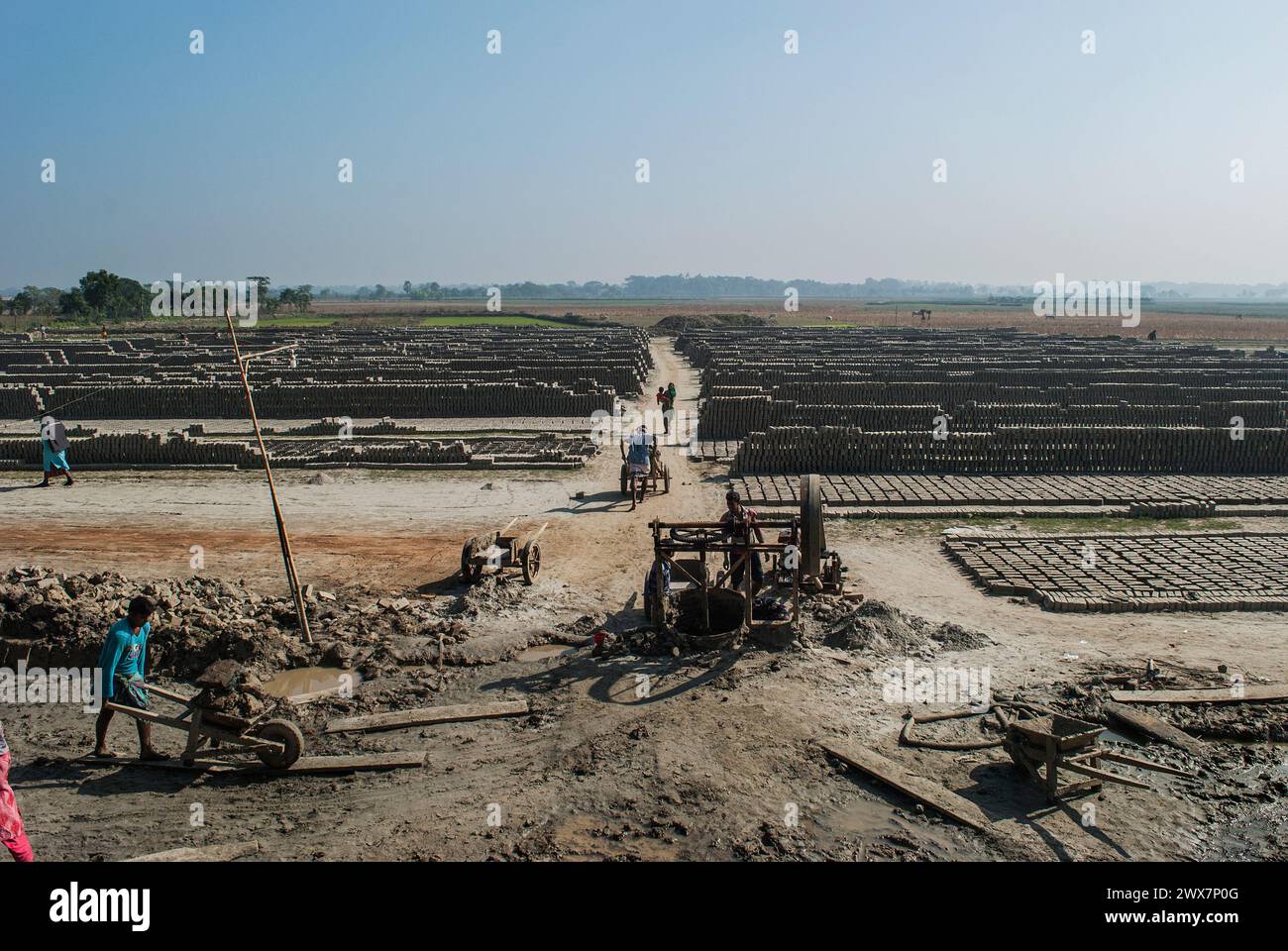 Un travailleur porte des briques au Brickfield à Khulna, au Bangladesh. Banque D'Images