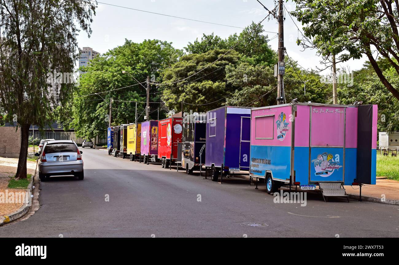 RIBEIRAO PRETO, SAO PAULO, BRÉSIL - 2 janvier 2024 : camions de nourriture garés dans la rue Banque D'Images