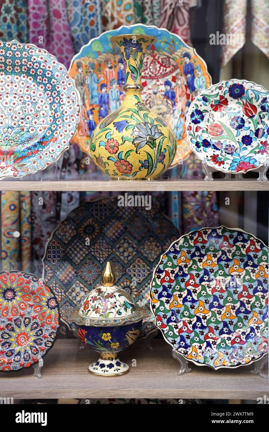 Céramique dans une vitrine, Central Madrid. Céramique espagnole décorative, assiettes, vase etc. Vitrine colorée et éclatante. Banque D'Images