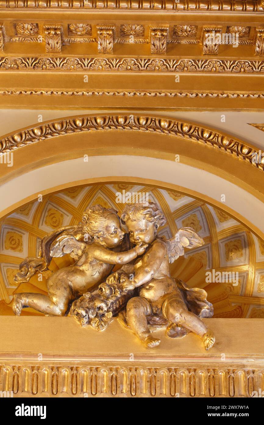 France, Ile de France, Paris 3rd arrondissement, Hôtel Rohan, decors de la Chancellerie d'Orléans démantelés par la Banque de France en 1923. Porte de la chambre, décorée de sculptures en putti d'Augustin Pajou. Banque D'Images