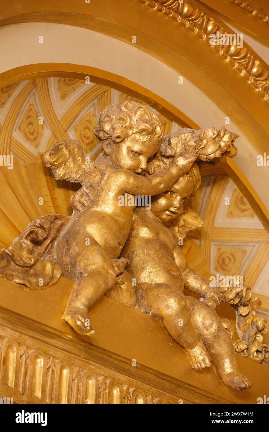 France, Ile de France, Paris 3rd arrondissement, Hôtel Rohan, decors de la Chancellerie d'Orléans démantelés par la Banque de France en 1923. Détail d'une porte d'entrée dans la chambre, décoré de sculptures en putti d'Augustin Pajou. Banque D'Images