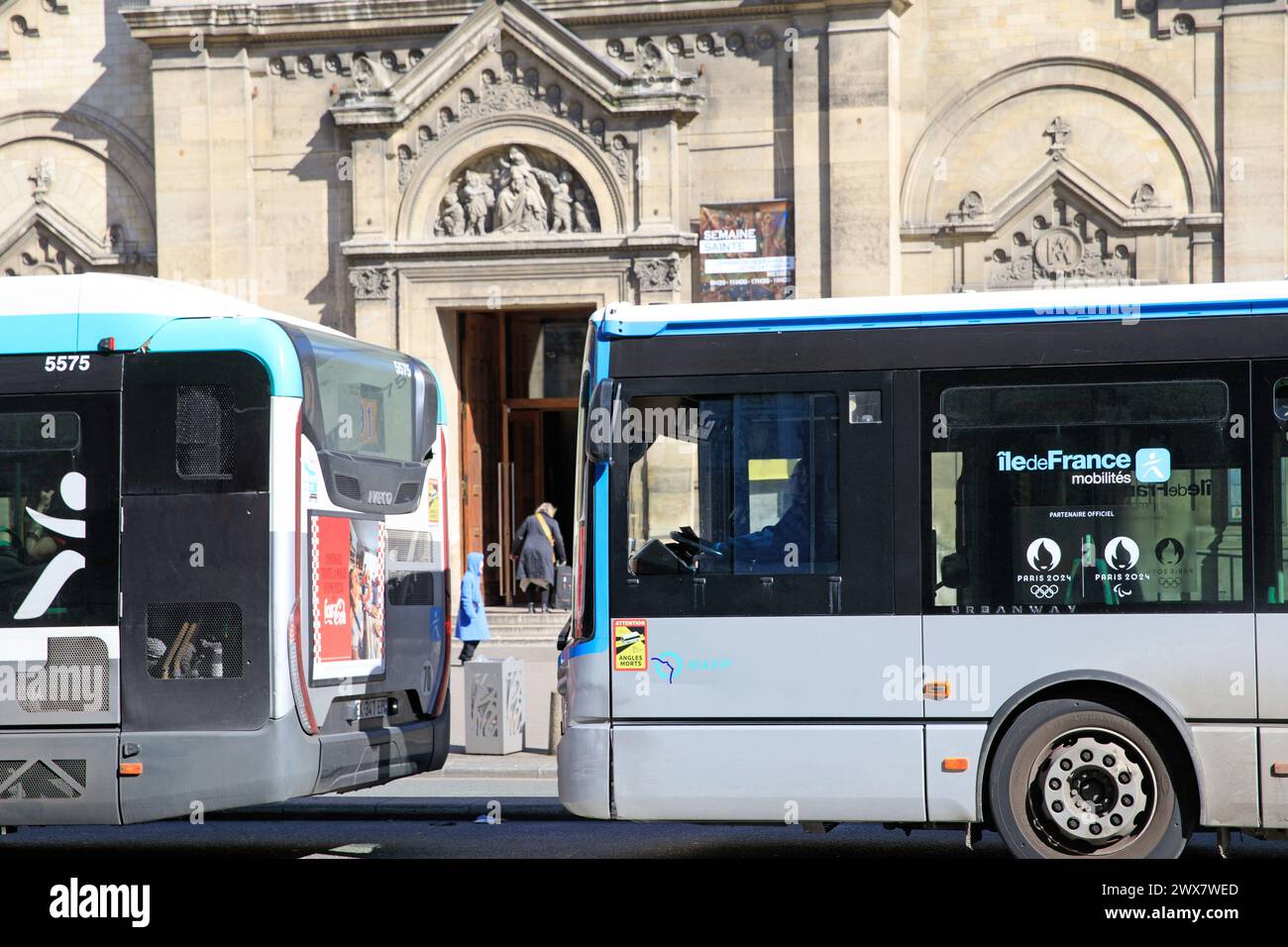 France, région Ile-de-France, Paris rive gauche, 6ème arrondissement, boulevard du Montparnasse, deux bus devant l'église notre-Dame des champs, le 19 mars 2024 Banque D'Images