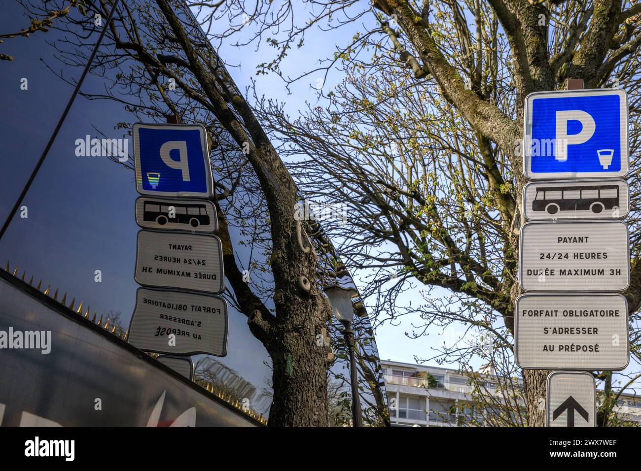 France, région Ile-de-France, 6ème arrondissement, rue Auguste Comte, parking payant pour les bus, 21 mars 2024 Banque D'Images