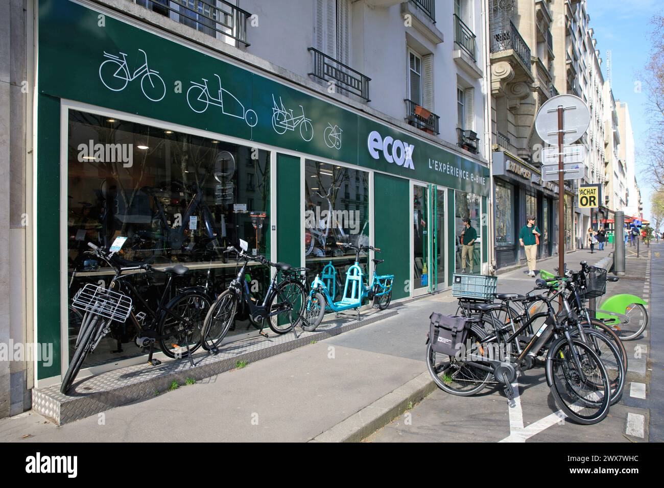 Velo paris 19 arrondissement Banque de photographies et d images a haute resolution Alamy