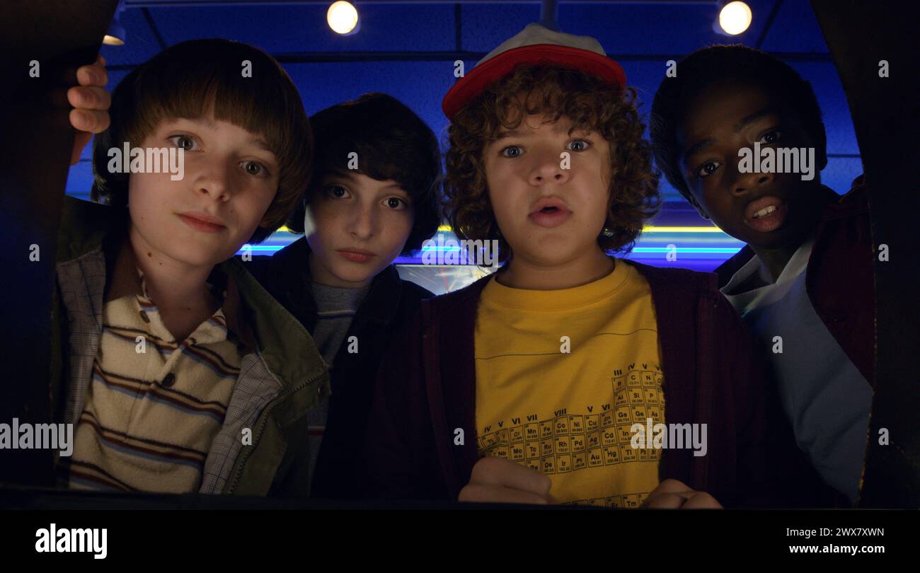 Stranger Things série TV (2016-) États-Unis année : 2017 / saison 2 création : Matt Duffer, Ross Duffer Noah Schnapp, Finn Wolfhard, Gaten Matarazzo, Caleb McLaughlin Banque D'Images