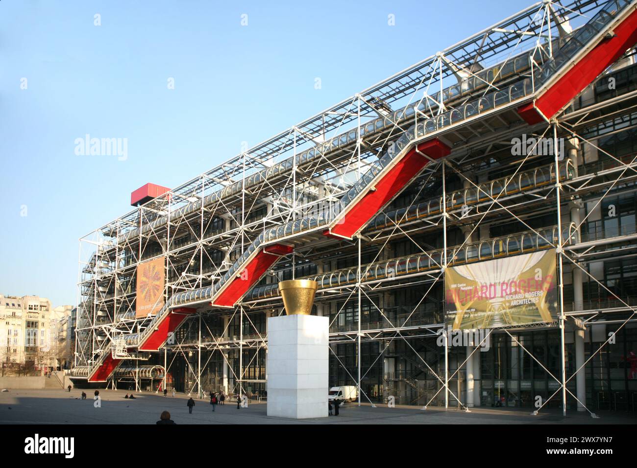 Tourisme, France, 4ème arrondissement de paris, beaubourg, centre pompidou, façade, escalier, piping, architectes renzo piano et richard rogers, carré, pot de jean pierre raynaud Banque D'Images