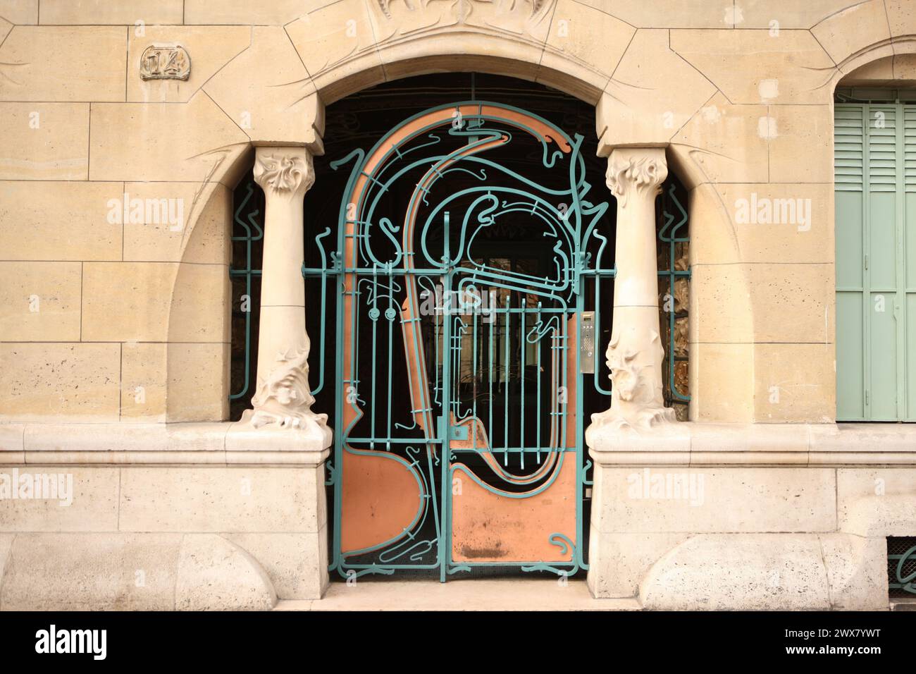 Le Castel Béranger, 14 rue Jean de la Fontaine, Paris 16ème porte d'entrée date de construction : 1894-1898 architecte : Hector Guimard bâtiment Art Nouveau récompensé en 1898 au concours des façades de la ville de Paris Banque D'Images