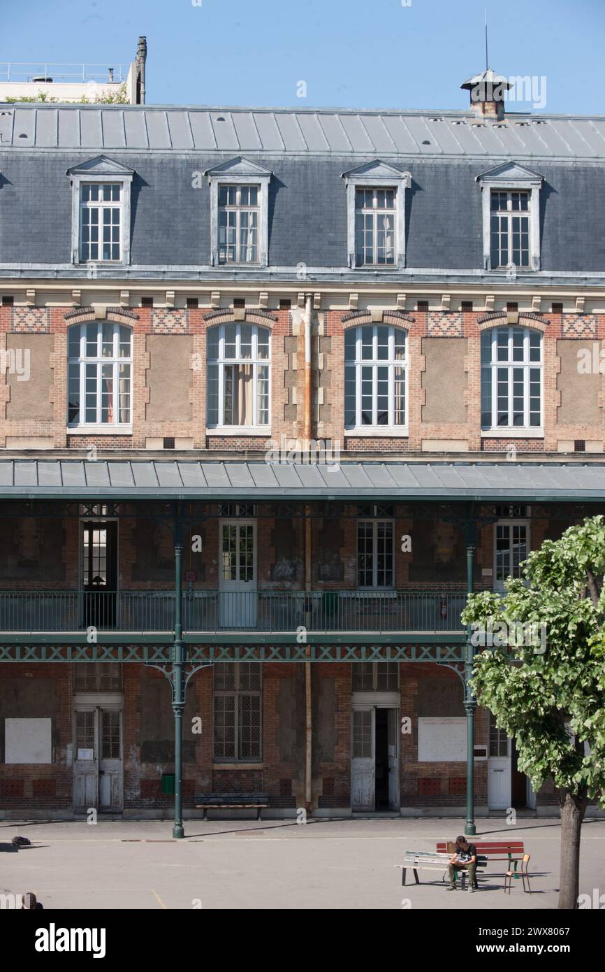 Paris, 107 rue de la pompe, lycée Janson de Sailly, cour intérieure, galerie sur des poteaux métalliques, Banque D'Images