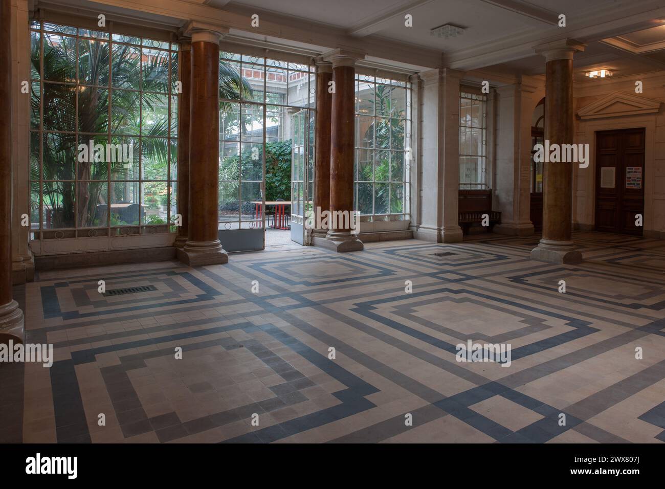 Paris, rue Auguste Comte, lycée Montaigne, hall d'entrée ouvert sur le jardin d'hiver, Banque D'Images