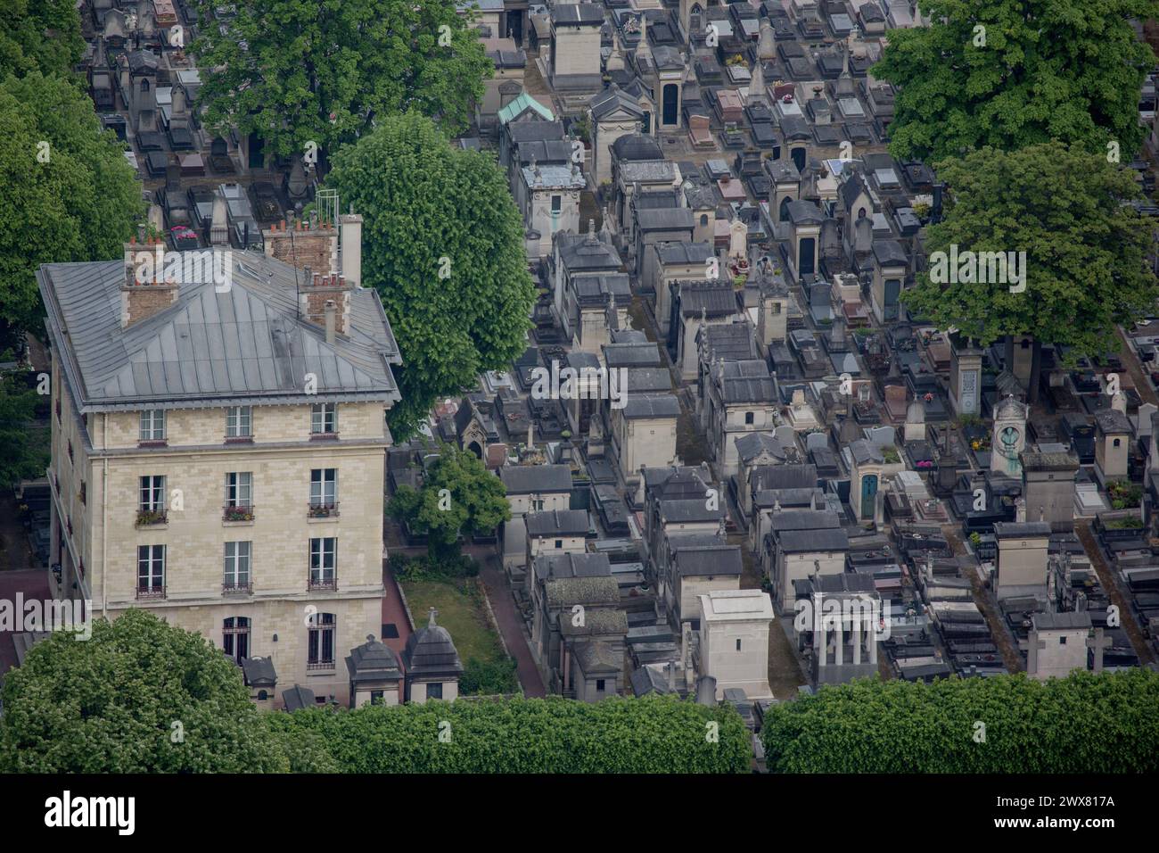 Vue aérienne de Paris depuis le 56ème étage de la Tour Montparnasse, 14ème arrondissement de Paris, cimetière Montparnasse, tombes et pavillon d'angle Banque D'Images