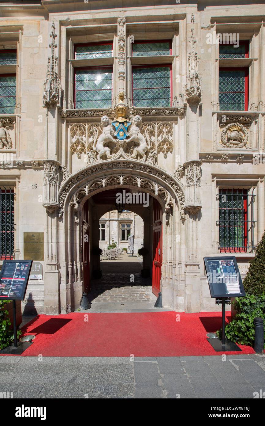 France, Rouen, Place de la Pucelle, l'Hôtel de Bourgtheroulde, l'architecture gothique, l'Hôtel particulier, la sculpture au-dessus de la porte, Banque D'Images