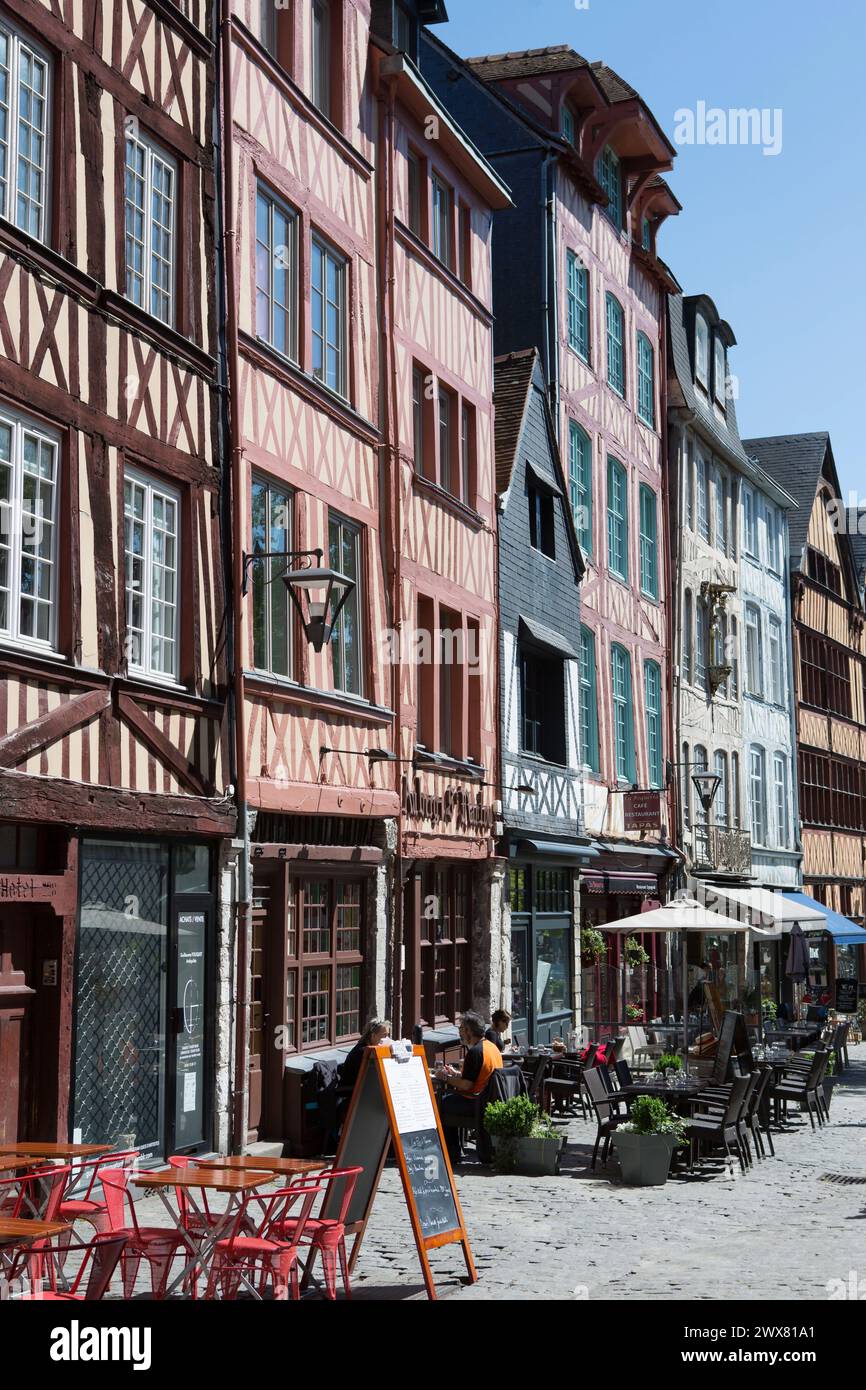 France, Rouen, Quartier Saint-Maclou, façades de la rue Martainville, restaurants et cafés, Banque D'Images