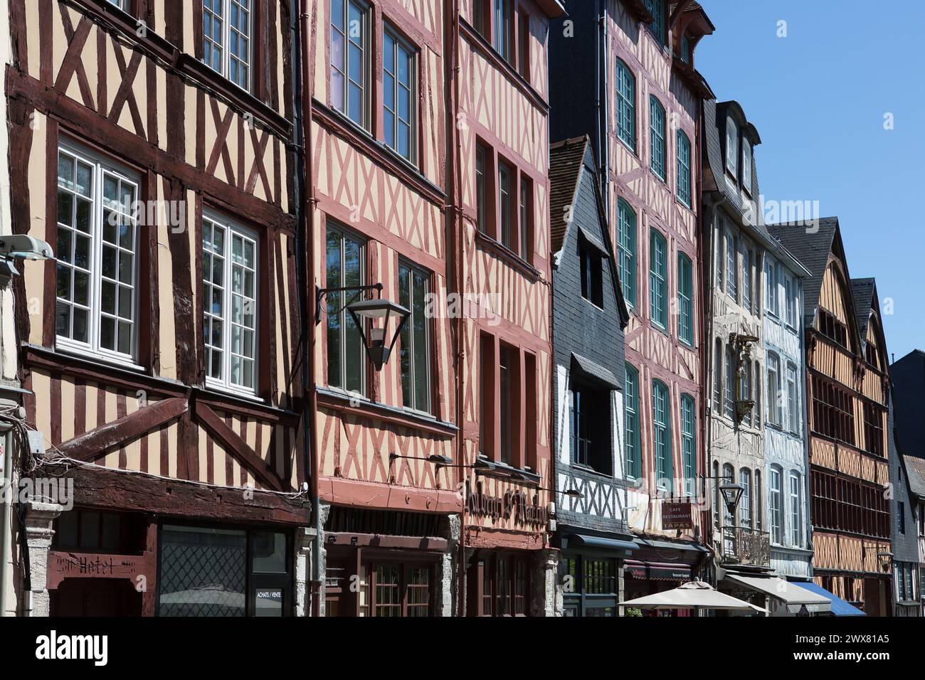 France, Rouen, Quartier Saint-Maclou, façades de la rue Martainville, restaurants et cafés, Banque D'Images
