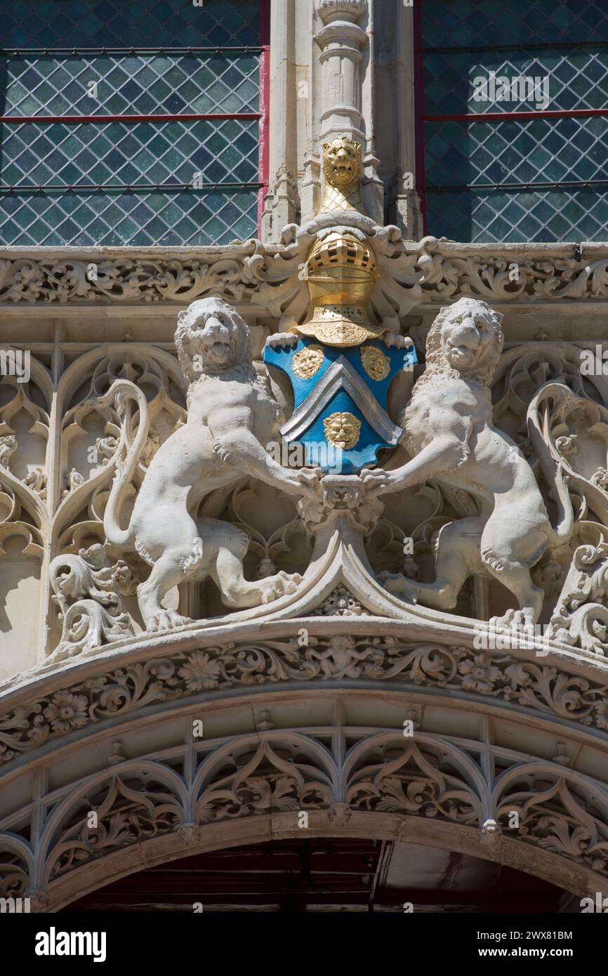 France, Rouen, Place de la Pucelle, l'Hôtel de Bourgtheroulde, l'architecture gothique, l'Hôtel particulier, la sculpture au-dessus de la porte, Banque D'Images