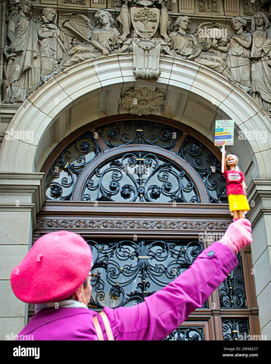 Glasgow, Écosse, Royaume-Uni. 28 mars 2024 : @DemoBarbie était à la manifestation Education Cuts devant les chambres de la ville a été rejoint par les conseillers municipaux qui ont signé la pétition. Crédit Gerard Ferry /Alamy Live News Banque D'Images