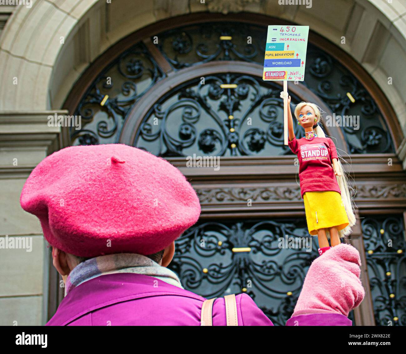 Glasgow, Écosse, Royaume-Uni. 28 mars 2024 : @DemoBarbie était à la manifestation Education Cuts devant les chambres de la ville a été rejoint par les conseillers municipaux qui ont signé la pétition. Crédit Gerard Ferry /Alamy Live News Banque D'Images