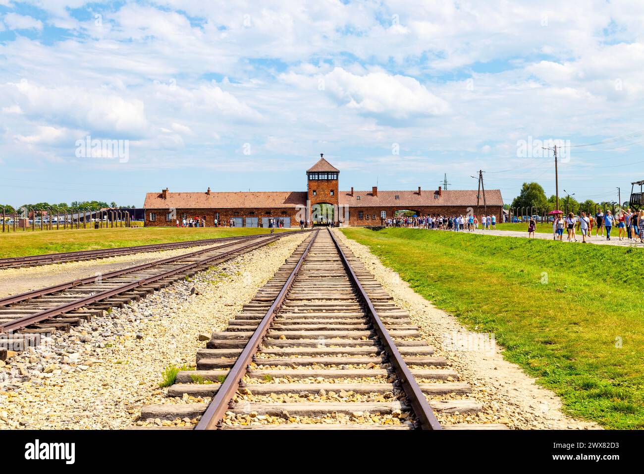 Voie ferrée et poste de garde SS principal dans l'ancien camp de concentration nazi Auschwitz-Birkenau, Pologne Banque D'Images