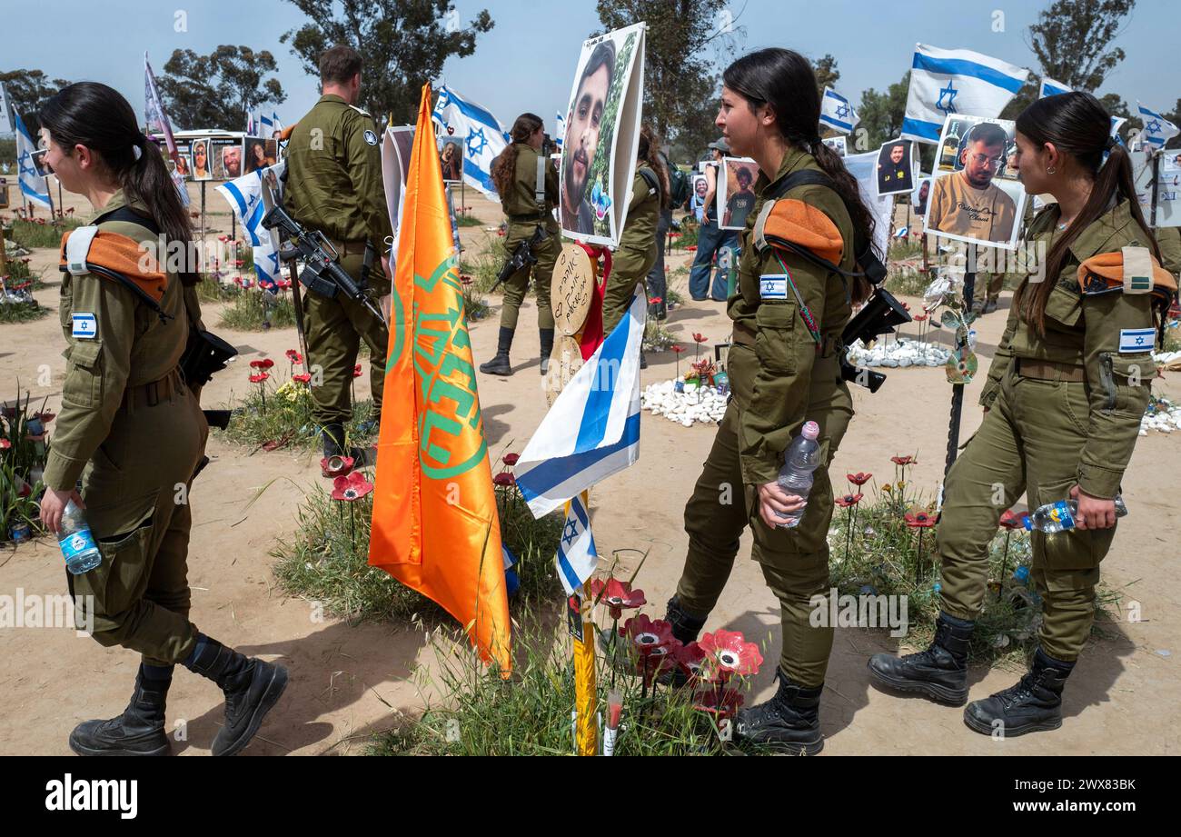 Des soldats israéliens visitent le site commémoratif de Re'im, dans le sud d'Israël, le 28 mars 2024. Le 7 octobre 2023, des centaines d’Israéliens qui assistaient à une soirée dansante ont été massacrés par des terroristes du Hamas qui se sont infiltrés depuis la bande de Gaza et ont tué quelque 1 200 Israéliens dans des dizaines d’endroits. Il y a eu de nombreux rapports de viols perpétrés par le Hamas lors de la fête de danse pendant leur folie meurtrière. Photo de Jim Hollander/UPI crédit : UPI/Alamy Live News Banque D'Images