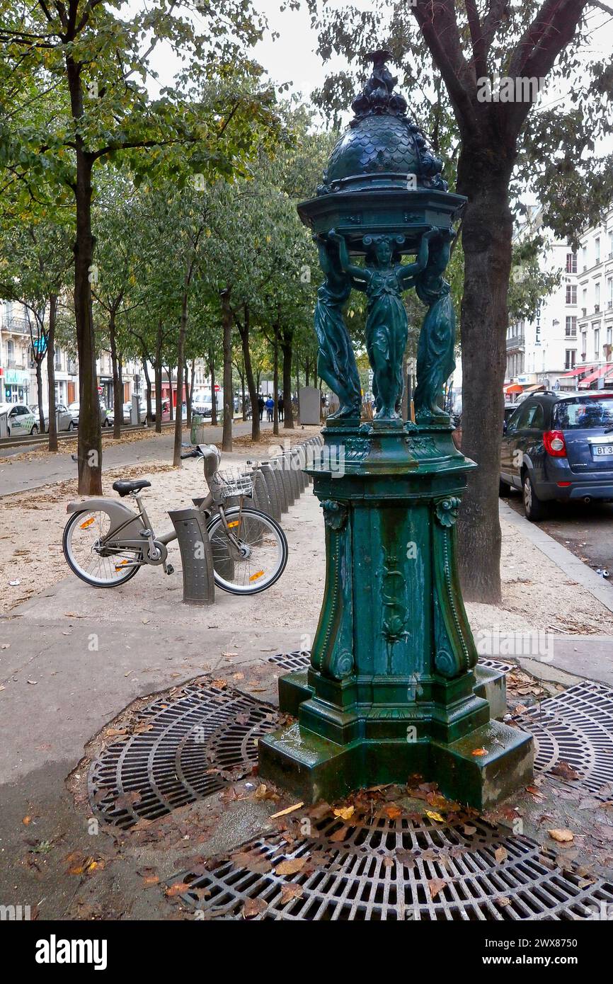 Paris, France - 11 octobre 2017 : une des fontaines Wallace antiques (dessinées par Charles-Auguste Lebourg en 1872) avec sculptur du groupe de femmes Banque D'Images