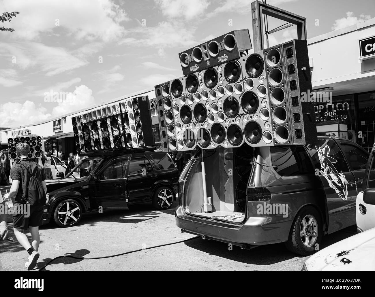 Festival cubain à Little Havana, Miami. Nourriture, boissons, costumes, souvenirs, amusement en famille. Les systèmes audio de haut-parleurs d'une voiture énorme avec des tonnes de volume Banque D'Images