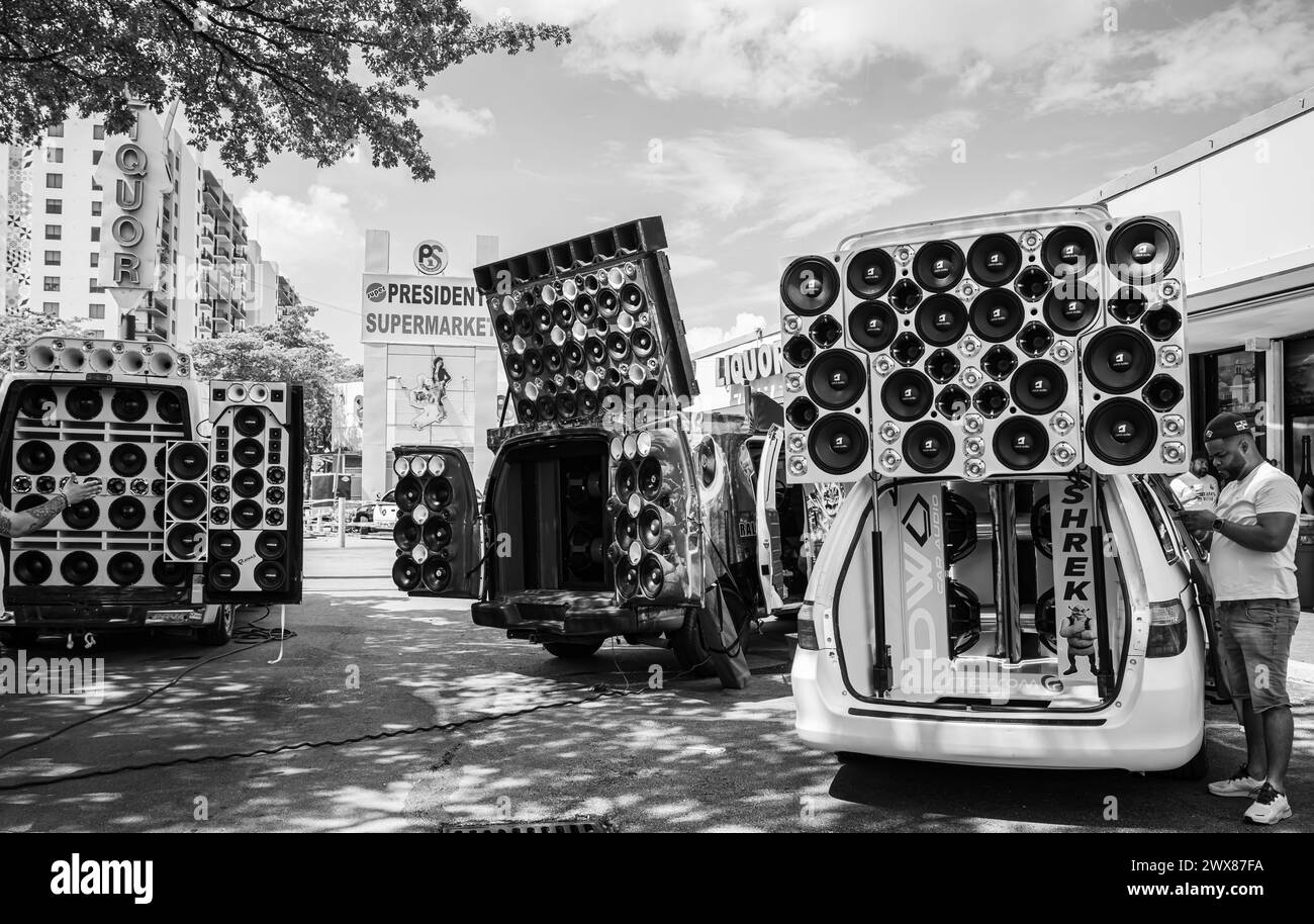 Festival cubain à Little Havana, Miami. Nourriture, boissons, costumes, souvenirs, amusement en famille. Les systèmes audio de haut-parleurs d'une voiture énorme avec des tonnes de volume Banque D'Images