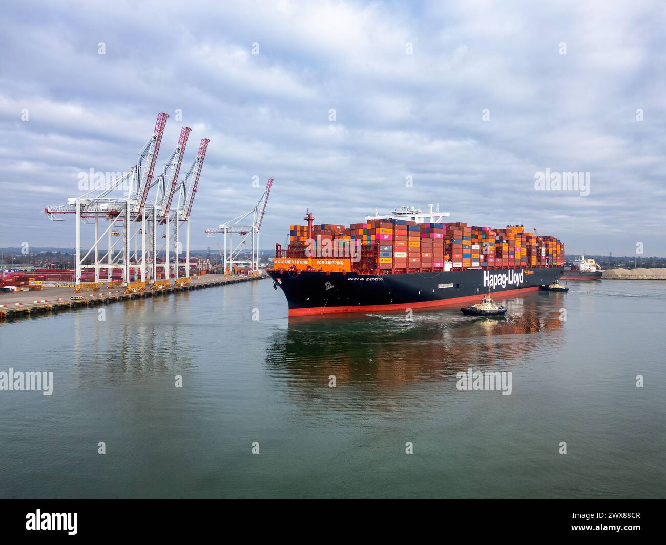 Le porte-conteneurs Ultra large Berlin Express (Hapag-Lloyd) arrivant au port de Southampton. Banque D'Images