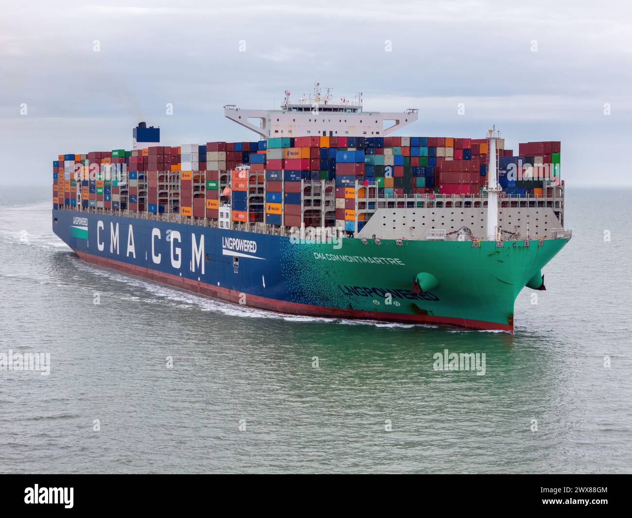 Une vue aérienne du navire porte-conteneurs Ultra large propulsé au GNL CMA CGM Montmatre en cours de route Banque D'Images