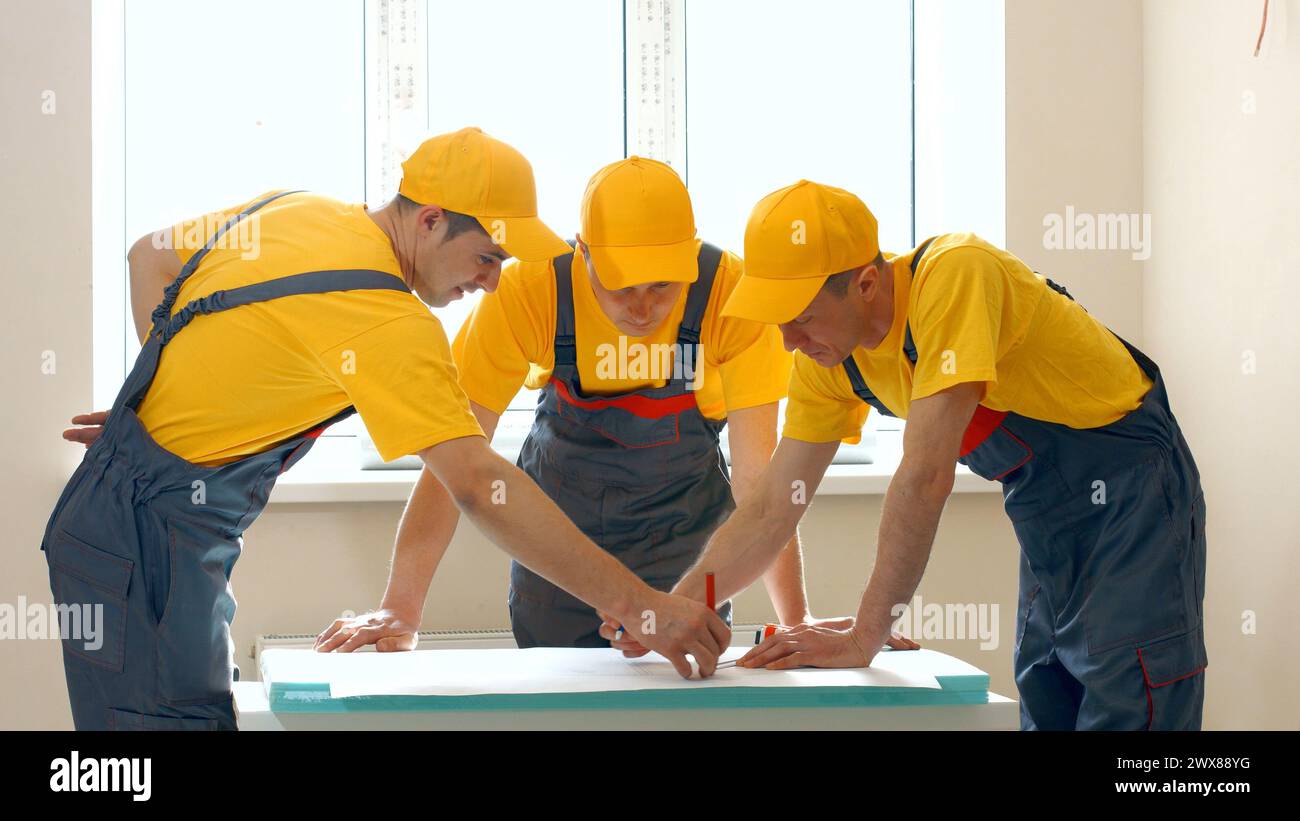 Brigade de la grande entreprise de construction discute du projet. Les ingénieurs regardent projet. Banque D'Images