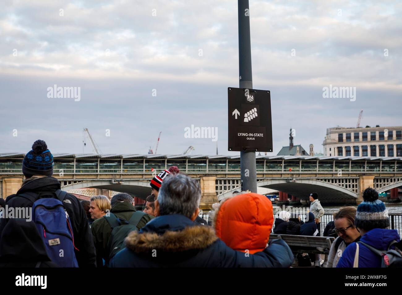 La queue 14-19 septembre 2022 une file d'attente de deuil attendait pour passer devant le cercueil d'Elizabeth II alors qu'elle était couchée dans l'état au Westminster Hall à Londres Banque D'Images